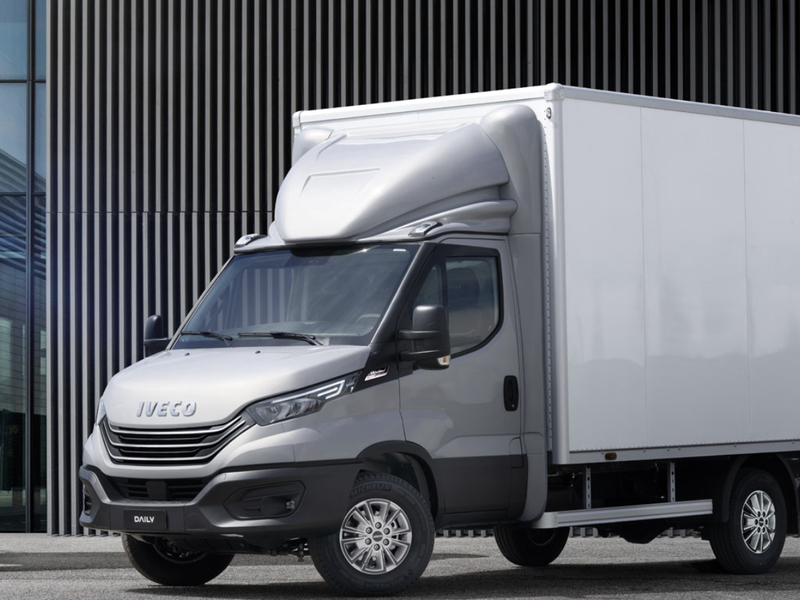 Camion 20 m3 avec hayon pour envoyer du lourd 